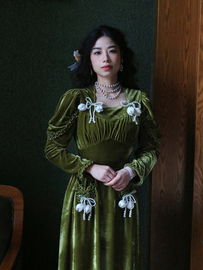 Dunkelgrünes Vintage-Samtkleid mit hoher Taille und quadratischem Ausschnitt