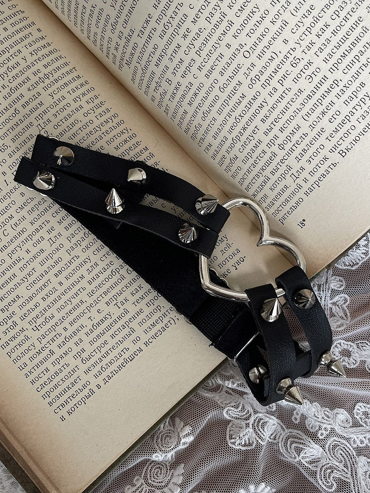 ブラックとリングレッグのハート装飾付きループスタッド