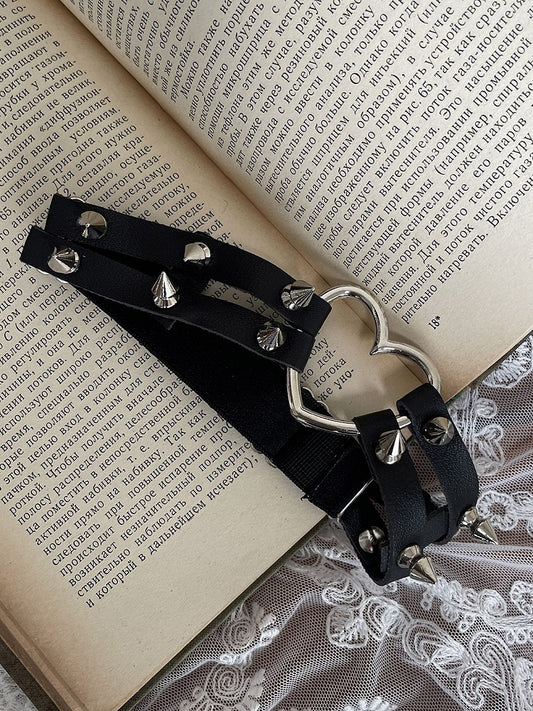 Loop-Ohrstecker mit schwarzer Herzverzierung und Ringbein