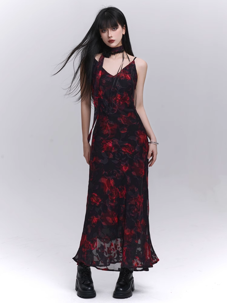Rotes und schwarzes Slip-Kleid mit V-Ausschnitt und Blumenmuster in Knöchellänge