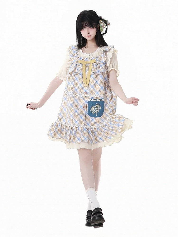 ベージュのレーストリム半袖セミシアーブラウス