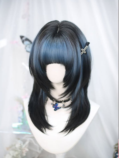 Blaue und schwarze Ombre-Perücke über der Brust mit vollem Pony