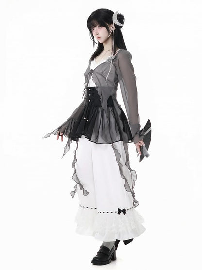 カスケードフリルアクセントのチャイナドレス、花柄ブローチ付きシフォントップス、グレー