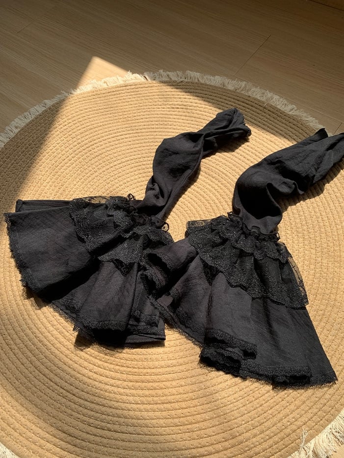 シャツの袖、ネックライン、ショート丈、快適、通気性、ブラックのフリルパフ