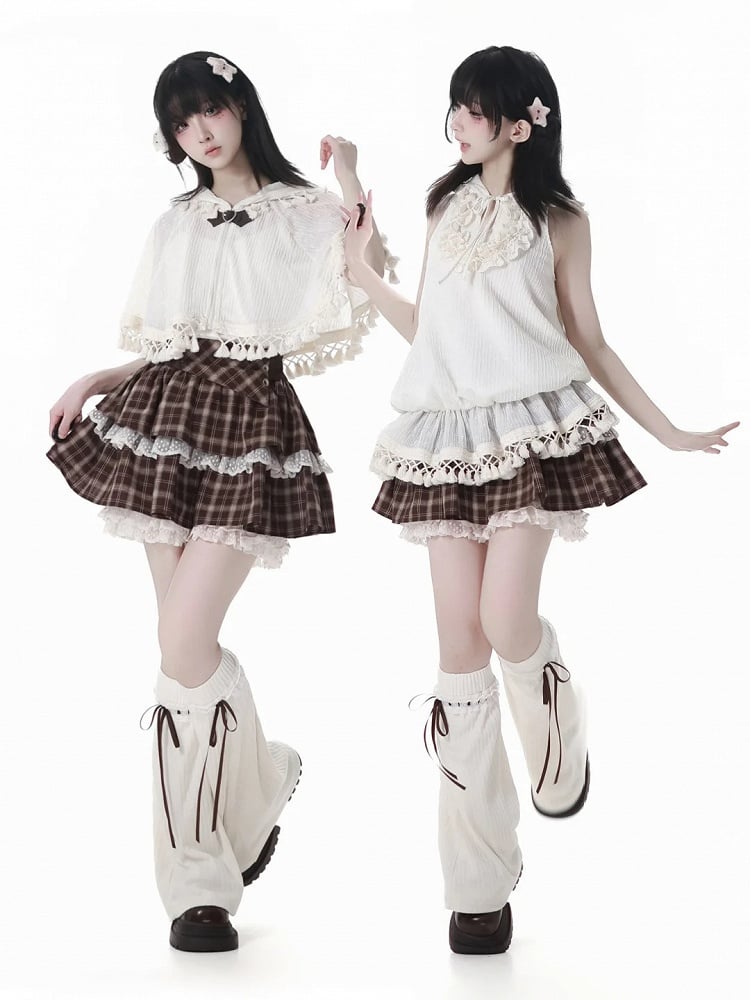 ベージュのボヘミアンタッセルヘムジップアップケープとキャミトップセット