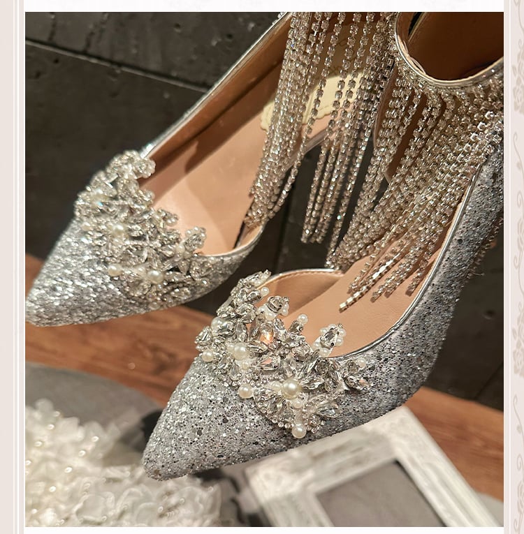 Silberne High Heels mit spitzer Zehenpartie, Strass-Pailletten und Quaste