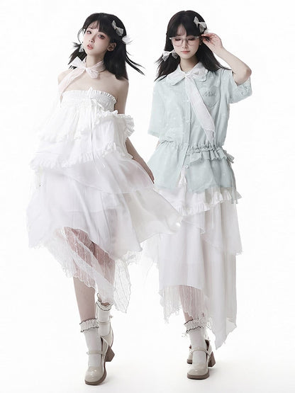 Stufenrock, weißes, trägerloses Kleid mit Taschentuchsaum, Tragemöglichkeiten mit Fliege, zwei