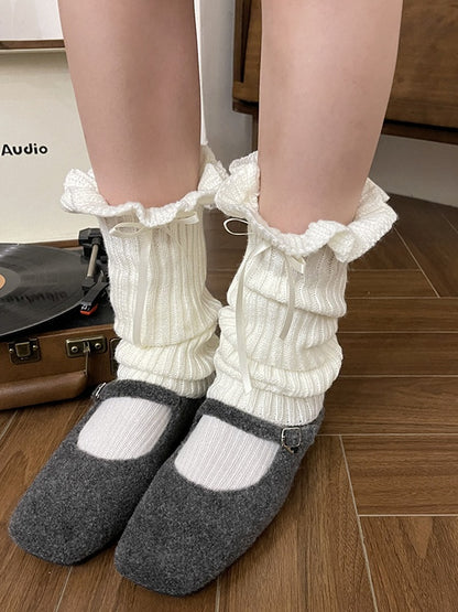 Weiße, süße Strick-Beinwärmer mit Schleife