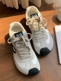 Weiße Sneakers mit Schnürung vorne und Schleife