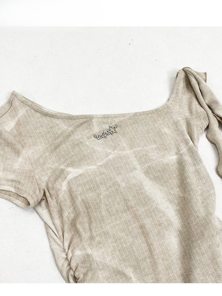 ネックラインベージュグラマラスTシャツアシンメトリー