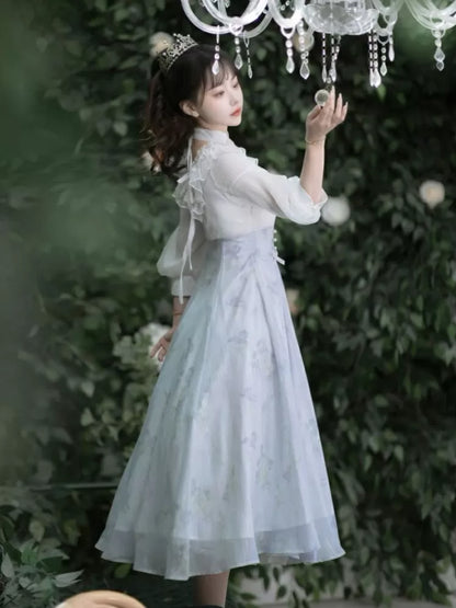 Weißes und violettes Edward Neckholder-Sommerkleid mit Blumenmuster