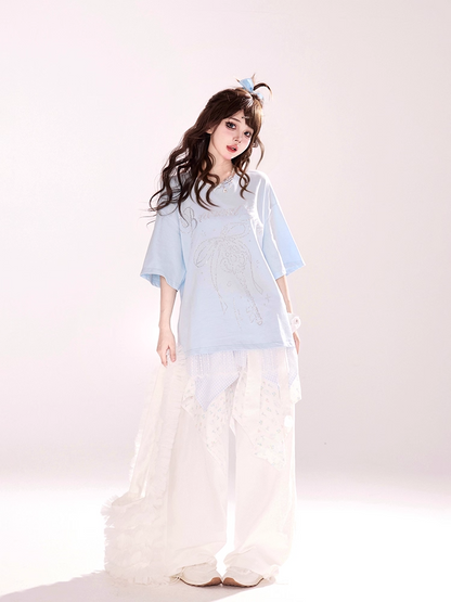 Lockeres, rundes T-Shirt mit Schleife und Strasssteinen, Spitzenbesatz und blauem Hals