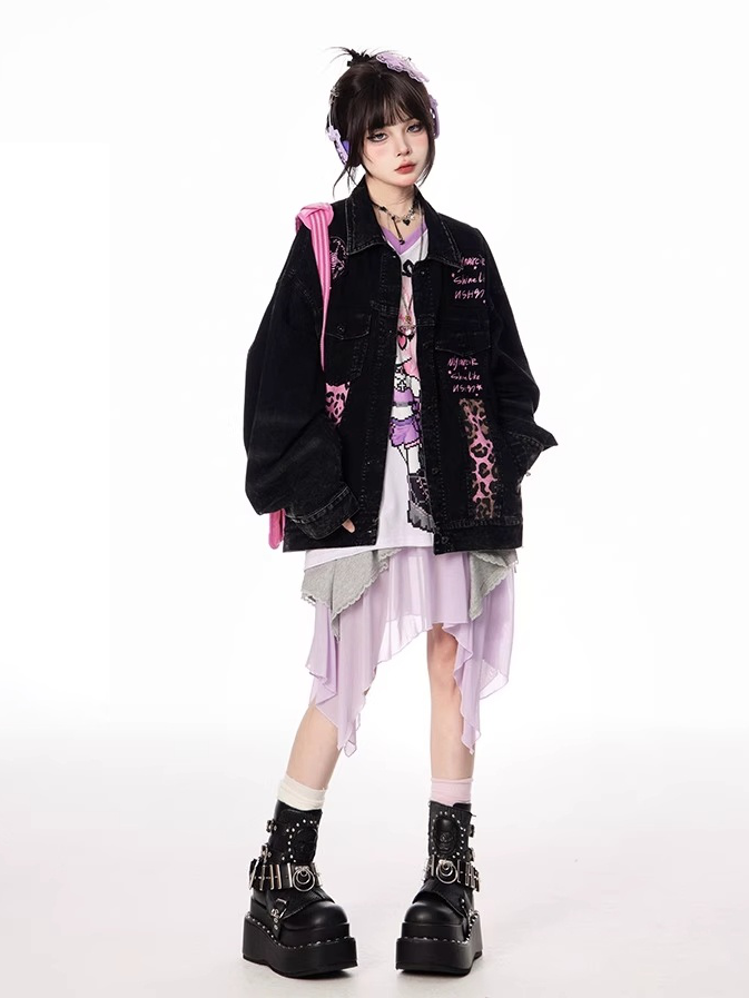 Jeansjacke, verblasste Waschung, Vintage-Kragen, rosa Leopardenmuster, schwarzes Hemd