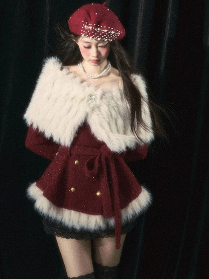 Eleganter Mantel mit schulterfreiem Ausschnitt in Weihnachtsrot/Weiß und abnehmbarem Plüschschal