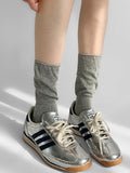 Graue gestrickte Wadensocken