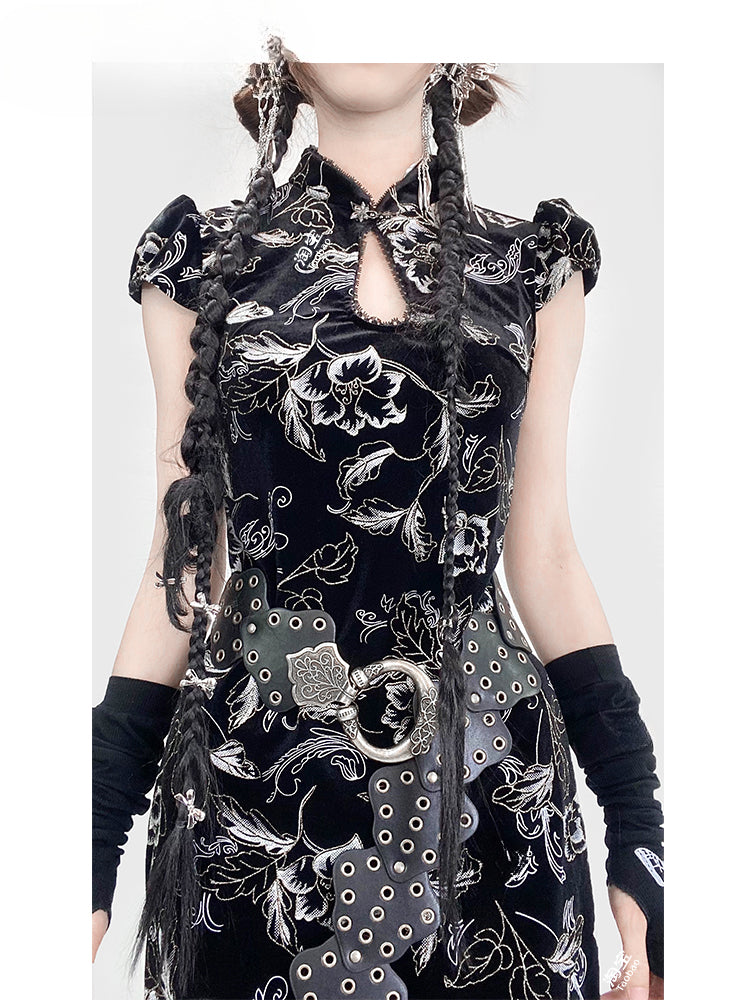 Schwarzes Qipao-Kleid aus Samt mit Blumenstickerei, Ausschnittdetail und Knotenknopf