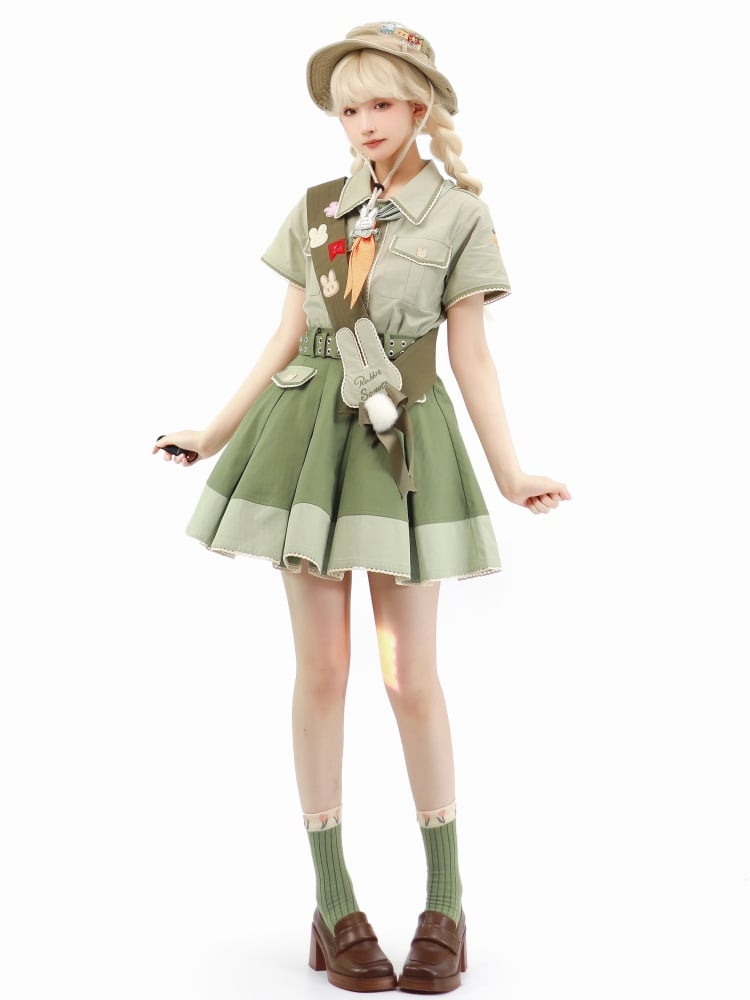 かわいいウサギの緑のシャツとニンジンのネクタイ