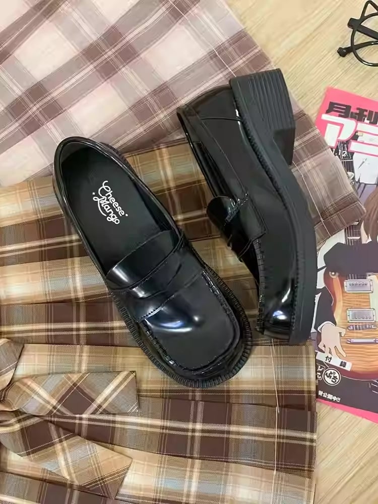 Version mit mittlerem Absatz, Stil Schule – in schwarzen Slippern, akademische JK-Loafer-Uniform