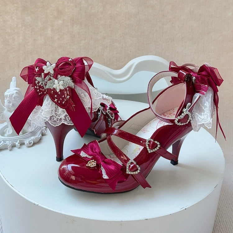 Lolita-Leder in opulentem weinrotem PU mit Absätzen und Schleifendetails