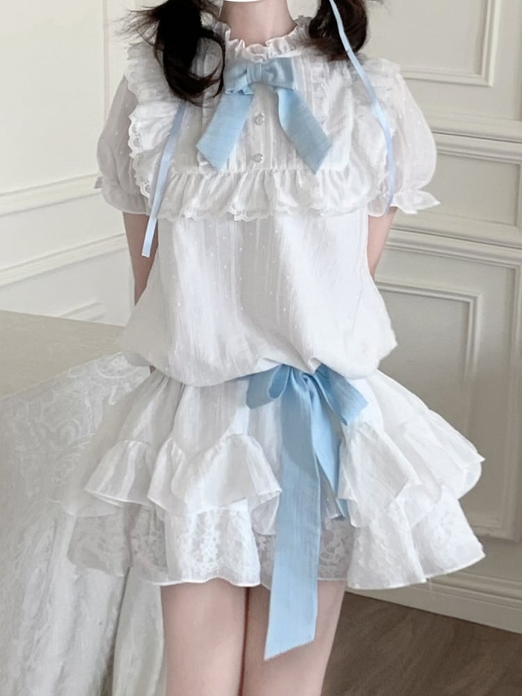 Kleid mit Puffärmeln, blauer Besatz und weißer Rüschenspitze am Ausschnitt