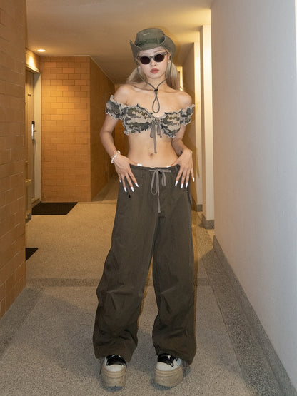 Glamouröses, kurzes, trägerloses Top mit hellem Camouflage-Muster und Rüschenbesatz sowie kurzen Puffärmeln