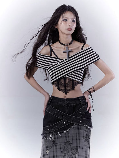オフショルダーのホワイトネックラインのスタッズ付きストラップレストップ、ブラックストライプ
