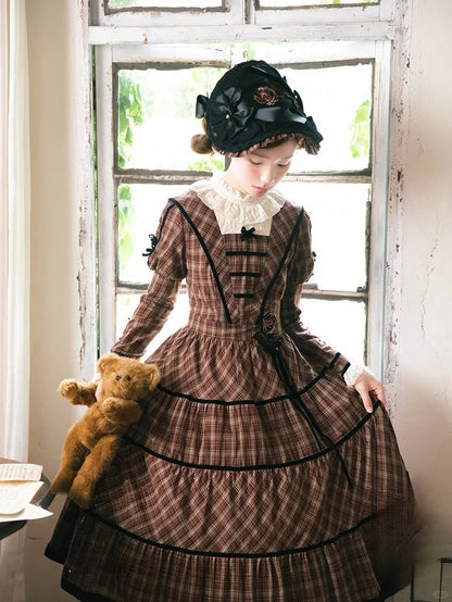 Akzente mit Lolita-Schleife, grün/rot bestickte Motorhaube, schwarze Rose