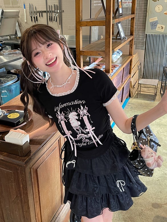 ブラック スクエアネック キャンドルスティックプリント ドローストリングヘム レーストリム Tシャツ