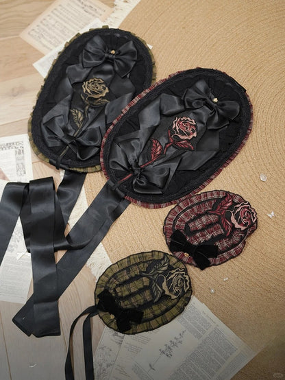 Akzente mit Lolita-Schleife, grün/rot bestickte Motorhaube, schwarze Rose