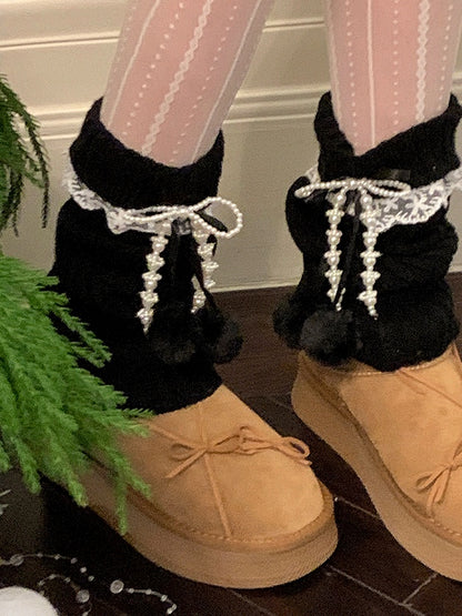 ブラック/カーキ/ミルクホワイトの蝶結びレーストリムレッグウォーマー（ポンポン付き）