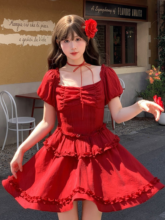 Plissierte Taille, Saumdetails, Vintage-Kleid, rot, quadratischer Ausschnitt, Puffärmel, Rüschen