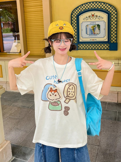 ハムスターのアップリケが可愛いゆったりベージュのラウンドネックTシャツ