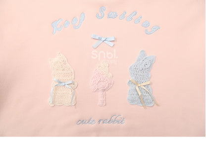 Rosafarbener, süßer Kapuzenpullover mit gehäkelten Häschendetails und Fleecefutter