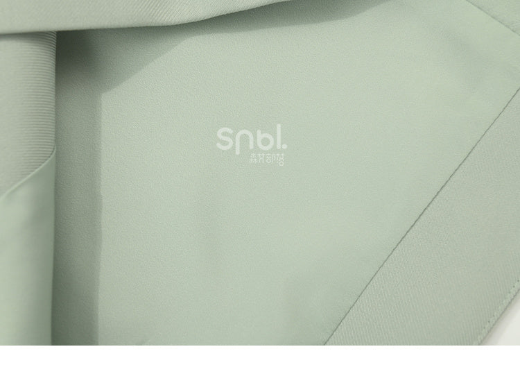 Blazer mit Blumenstickerei und grünen herzförmigen Knöpfen