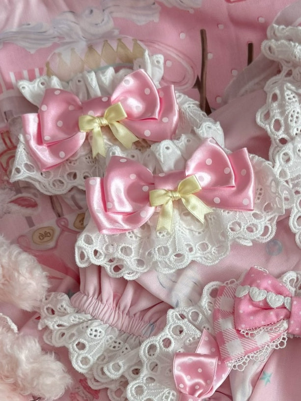 Gemusterte Handgelenkmanschetten mit rosa/gelbem Schleifendesign und Polka-Dot-Muster