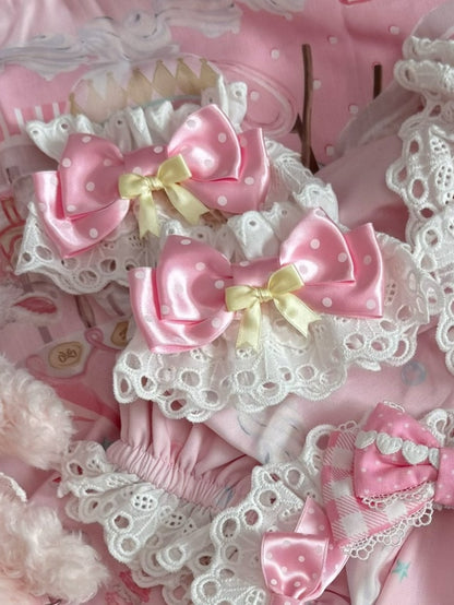 Gemusterte Handgelenkmanschetten mit rosa/gelbem Schleifendesign und Polka-Dot-Muster