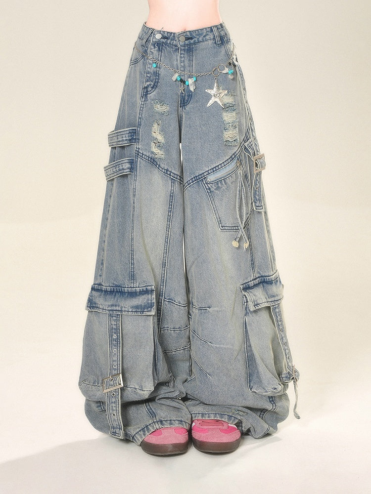 Weite Jeans mit Cargotaschen, blaue Distressed-Löcher, Schnallenriemen