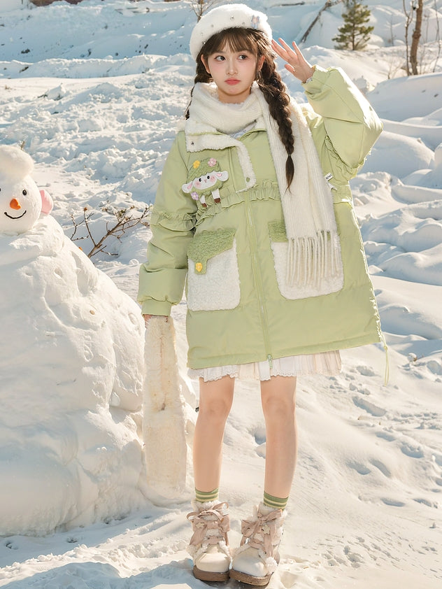 Grüner süßer Daunenmantel mit Kapuze und Rüschenbesatz