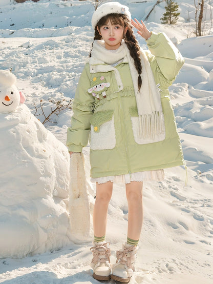 Grüner süßer Daunenmantel mit Kapuze und Rüschenbesatz