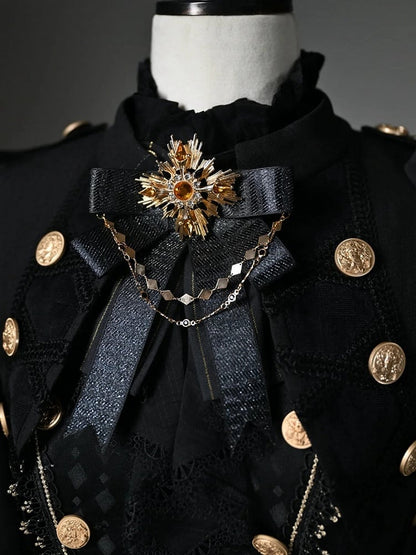 Rote Brosche Schwarze dunkelblaue Fliege