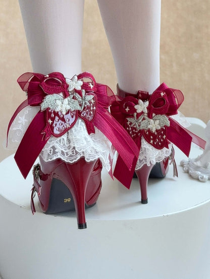 Lolita-Leder in opulentem weinrotem PU mit Absätzen und Schleifendetails