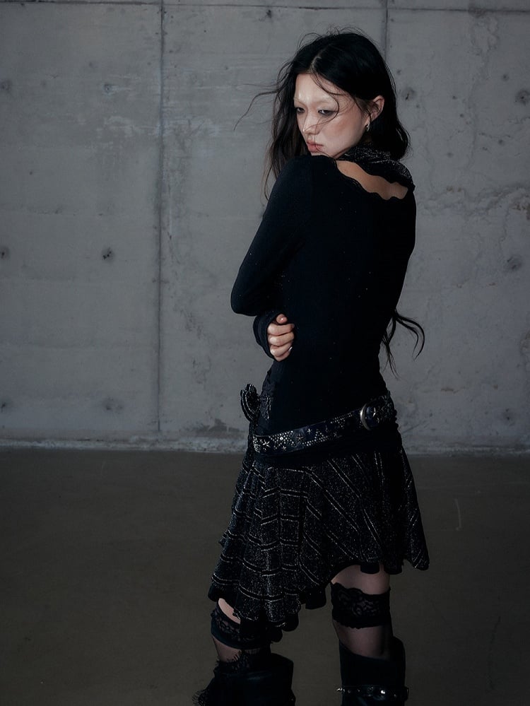 Schwarzes, gerüschtes, asymmetrisches Strass-Kreuz mit Kleidhalssaum