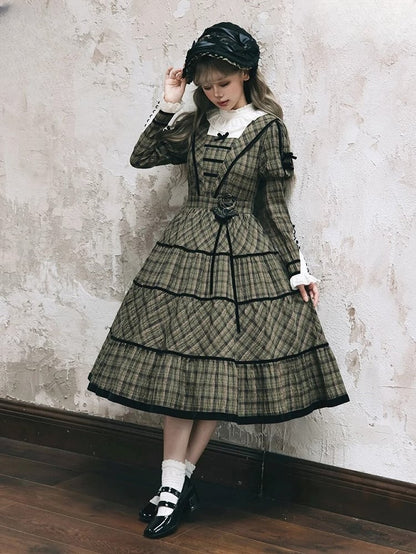 mit Ärmeln, elegantes, klassisches kariertes Kleid und schwarzem, langem Ausschnitt, grüne Paspelspitze, Lolita