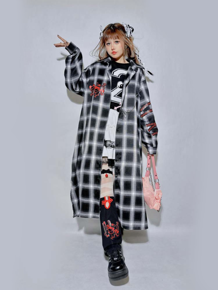 Schwarz-graues Hemd mit Kätzchen- und Panda-Anstecknadelkette und weißem, langem Strickcardigan mit Gehirn