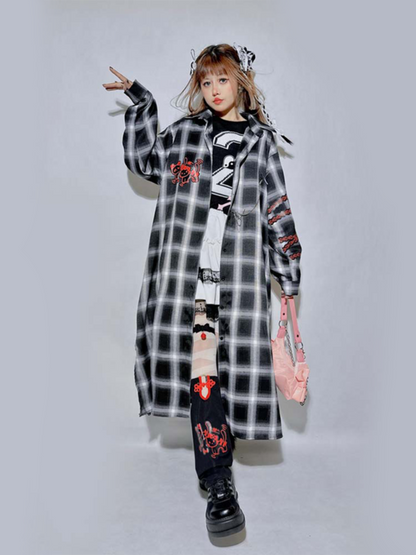 Schwarz-graues Hemd mit Kätzchen- und Panda-Anstecknadelkette und weißem, langem Strickcardigan mit Gehirn