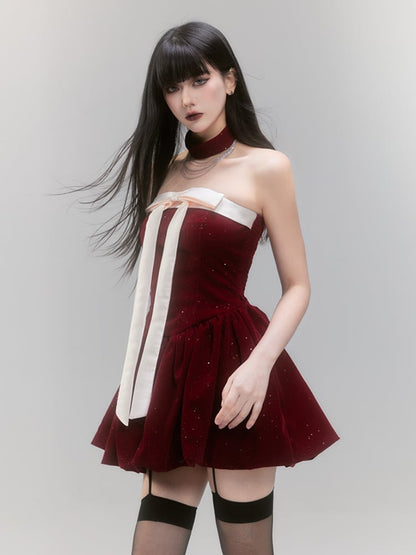 Rotes, schulterfreies Kleid mit Pailletten und großer Schleife