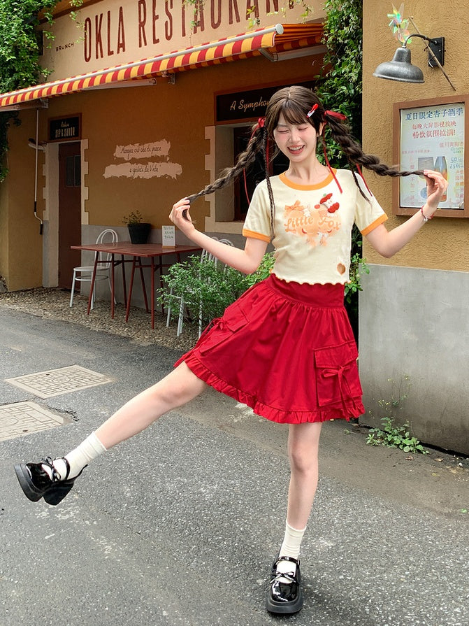 黄色の漫画動物プリントハートカットアウトショートバージョンTシャツ、アップルブローチ付き