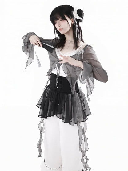 カスケードフリルアクセントのチャイナドレス、花柄ブローチ付きシフォントップス、グレー