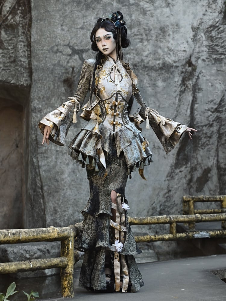 Staubgrüne Jacke mit kaskadierendem Rüschenbesatz und Schlangenleder-Narbung