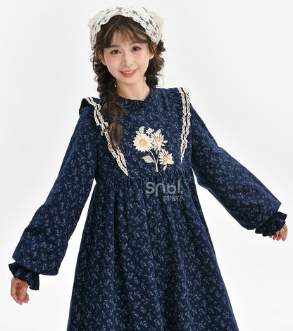 Dunkelblaues Mori Kei Blumenkleid mit Rüschenausschnitt und Blumenmuster